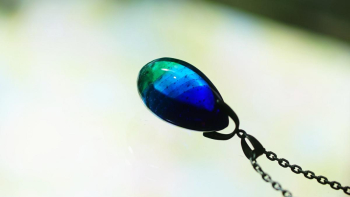 氷の薔薇 ~ 青の世界・永遠 ~ 神秘的なイメージの立体的なしずくタイプペンダント。 ラフォルム ガラスジュエリー ガラスアクセサリー