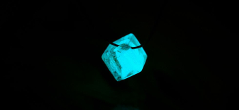 Iceberg cube 暗闇では強く美しいブルーの光を放ちます。 ラフォルム ガラスジュエリー ガラスアクセサリー