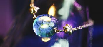 ラフォルム ガラスジュエリー ガラスアクセサリー Watery planet やさしいライトアクアマリンブルーの色合いをベースに、美しいブルーの輝きを放つダイクロ偏光ガラスを施しました。フォルムは半球のようなふっくらとしたフォルムです。チェーンや金…