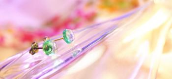 ラフォルム ガラスジュエリー ガラスアクセサリー Lil Butterfly ～ Gentle Gleam / ピアス ～ 優しい色合いのライトアクアマリンブルーをベースに、美しく輝くイリデセント(ラメ)を施しました。太陽光でご覧いただきますと一層…