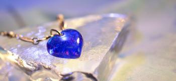 ラフォルム ガラスジュエリー ガラスアクセサリー Brilliant in blue ～ 愛しき瞳 ～ 可愛らしい小ぶりのハートは、コバルトブルーのベースにしています。光の当たり方で輝きが変わって見えるレインボーラメを施しています。素敵なネックレス…