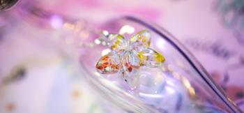 ラフォルム ガラスジュエリー ガラスアクセサリー ～ 夢の花 / ネックレス ～ 透明な花の中に、珊瑚パウダーやカラーガラスを数色あしらいました。様々な角度からご覧頂きますと、珊瑚礁の海中のような雰囲気を感じていただけます。とても可愛らしい花のネッ…