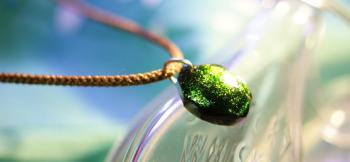 ラフォルム ガラスジュエリー ガラスアクセサリー Eternity precious memories～Green～ 眩いほどの輝きをもったアベンチュリングリーンをベースにアイスロック調カットをしています。小振りのネックレスです。