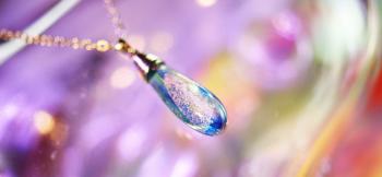 ラフォルム ガラスジュエリー ガラスアクセサリー Twinkle wave ブルー系の濃淡を数色使用し、グラデーション風のマーブル加工を施しました。ダイクロ偏光ガラスの美しく偏光する輝きをお楽しみください。立体的なしずくは見る角度によって全く違う輝…