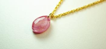 ラフォルム ガラスジュエリー ガラスアクセサリー Happiness Petal ～ ひとひらの花 ～ 優しいピンクの色合いに、ゴールドのラメが美しく輝きます。表面にはアイスロックカットを施しました。ドロップのような優しく可愛らしいフォルムのネック…