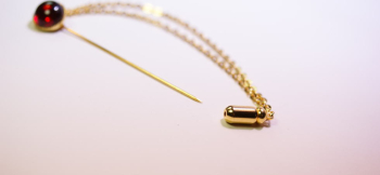 ピンブローチ / レッド ピン部分はキャッチ部分の金具に差し込みますと固定され外れません。外す際はキャッチ部分の凹みに爪を差し込むようにして外します。 ラフォルム ガラスジュエリー ガラスアクセサリー