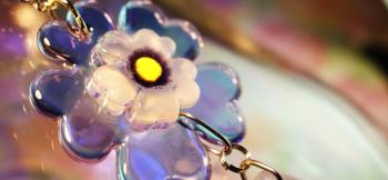 ラフォルム ガラスジュエリー ガラスアクセサリー ぬくもりの花 花部分は5枚のハートタイプの花びらにしています。色合いは自然光ではネオラベンダーの優しい色合いになり、蛍光灯では優しいブルーに変更します。中央の花びら部分はホワイトとクリアーのマーブル…
