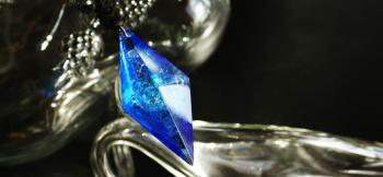 ラフォルム ガラスジュエリー ガラスアクセサリー Dreamblue ～ Dazzling planet ～ 美しいフォルムの八面体を淡いブルーでお作りしました。細部まで写真でお伝えするのは難しいですが、中心にはより淡いブルーを施し、また内部の球体…