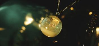 ラフォルム ガラスジュエリー ガラスアクセサリー 北欧の宙 ～ Snow dance ～ 小さな球体の内部に雪が深々と降っている風景を表現しています。ガラスの王様と呼ばれているダイクロ偏光ガラスを何種類か使用し、中心に氷柱そして全体にも施しきらきら…