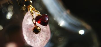 ラフォルム ガラスジュエリー ガラスアクセサリー Love cute you 淡いピンク色をベースにダイクロ偏光ガラスと蓄光を施したアイスロック調カットをした封入しずくに、可愛らしいハートと鈴を付けた、太目のチェーン付きバッグチャームです。ふっくら…