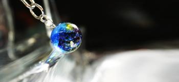 ラフォルム ガラスジュエリー ガラスアクセサリー Rainbow Planet 星空に虹がかかっているようなイメージを表現した球体キーフォルダーです。ブルー系の少し明るい夜空に満天の星が輝き、神秘的に色づいた虹が出ているような雰囲気です。球体を透過…