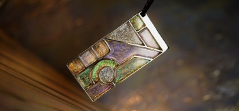 ラフォルム ガラスジュエリー ガラスアクセサリー STAINEDGLASS PLATE 美しいラメや「ダイクロ偏光ガラス」、そして蓄光の各種をステンドグラスのようにちりばめた、存在感のある世界にひとつのコラボレーションペンダントが完成いたしました。…