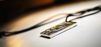 STAINEDGLASS PLATE プレートタイプのスタイリッシュなガラス素材とシルバー素材とのコラボレーションペンダント。 ラフォルム ガラスジュエリー ガラスアクセサリー