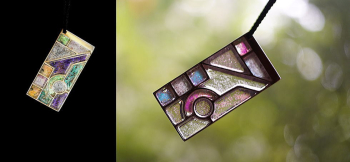 STAINEDGLASS PLATE 光の反射と透過で全く色合いの表情を変えます。 ラフォルム ガラスジュエリー ガラスアクセサリー