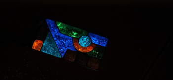 STAINEDGLASS PLATE 暗闇では様々な色合いの蓄光の光をお楽しみいただけます。※明るさが異なりますため画像では分かり辛い部分があります。 ラフォルム ガラスジュエリー ガラスアクセサリー
