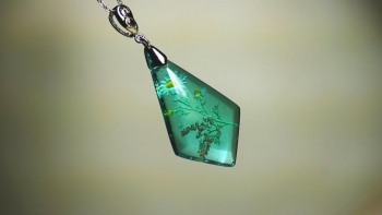ラフォルム ガラスジュエリー ガラスアクセサリー Chamomile & Mimosa ～ 花園 ～ 優しいアクアブルーのひし形ペンダント。カモミールとミモザのイメージを繊細な彫刻+着色で施しています。裏面から彫刻することで内部に施したような可愛ら…