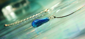 青い鳥 ～ 幸せな時の中で ～ 透明感のある美しいしずくタイプネックレス。 ラフォルム ガラスジュエリー ガラスアクセサリー
