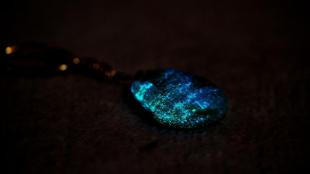 星空の絆 ～ 虹の橋の彼方に ～ 暗闇では淡く神秘的なブルーの光。 ラフォルム ガラスジュエリー ガラスアクセサリー