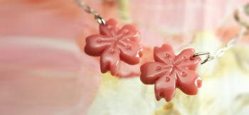 ラフォルム ガラスジュエリー ガラスアクセサリー 恋桜 / イヤリング 通常のピンクより赤みのあるサーモンピンクをベースにしています。表面に彫刻を入れました。可愛らしいゆらゆら揺れる、桜のフォルムのイヤリングです。金具を変えればピアスやネックレスな…