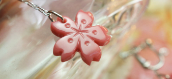 恋桜 / イヤリング カワイイサクラの花びらイヤリング。 ラフォルム ガラスジュエリー ガラスアクセサリー