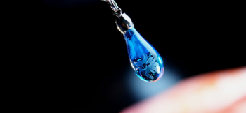 LILY DROPS ～ Blue gradation ～ 表面へユリの彫刻をしています。 ラフォルム ガラスジュエリー ガラスアクセサリー