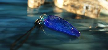 ラフォルム ガラスジュエリー ガラスアクセサリー Gentle blue planet / ストラップ 下方が長めの変形菱形のスマートなフォルムにいたしました。内部には光を吸収する度にホタルのような神秘的な光を放つブルーの蓄光加工を施しました。また…