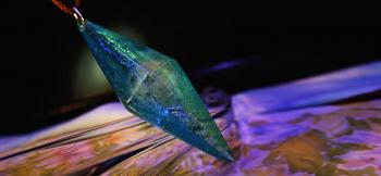 ラフォルム ガラスジュエリー ガラスアクセサリー Dreamblue ～ 星の舞 ～ 八面体トップ全体にはブルー系の2色のグラデーションを施し、光を吸収する度にホタルのような神秘的な光を放つスカイブルーの蓄光加工をいたしました。中心にはアースをイメ…
