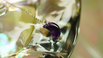 Purple cloud moon 可愛らしい優しいフォルムの三日月タイプペンダント。 ラフォルム ガラスジュエリー ガラスアクセサリー