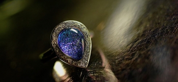 ラフォルム ガラスジュエリー ガラスアクセサリー Dichroic engraving ring エングレービング(engraving)という彫刻技法を基に、繊細な模様を彫刻して仕上げた、美しいオリジナルリングが完成いたしました。中央にはブルーの爽…