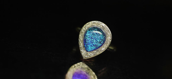 Dichroic engraving ring 様々な角度からその煌きをお楽しみください。 ラフォルム ガラスジュエリー ガラスアクセサリー