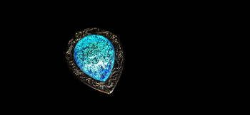 Dichroic engraving ring 暗闇ではブルーの美しい光を放ちます。 ラフォルム ガラスジュエリー ガラスアクセサリー