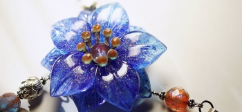 ラフォルム ガラスジュエリー ガラスアクセサリー Antique mystic flower 花びらも、雄しべや雌しべもそれぞれに印象的で素敵な、世界にひとつの美しい立体的な花のペンダントが完成いたしました。花びらは自然光に反応してラベンダー色に、…