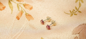 ラフォルム ガラスジュエリー ガラスアクセサリー 温もりの眼差し ～ 春紅 ～ かわいらしい「薄紅梅色」に近いピンク色をベースにした、大変小さなメモリアルピアスに仕上がりました。ピアス金具は、プラチナ製の六本爪タイプのキャッチ式をご用意いたしました…
