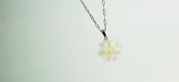 Pure white clover ～ Pretty  ～ 優しい半透明ホワイトの可愛らしいクローバー。 ラフォルム ガラスジュエリー ガラスアクセサリー