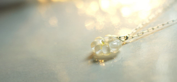 Pure white clover ～ Pretty  ～ 花びらは立体的に仕上げています。 ラフォルム ガラスジュエリー ガラスアクセサリー