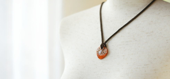 ORANGE TREASURE 鮮やかなオレンジと細かなラメが胸元を彩ります。フリーサイズの牛革コードで、長さはお好みで調整いただけます。 ラフォルム ガラスジュエリー ガラスアクセサリー
