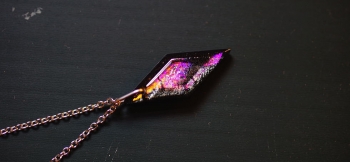 ラフォルム ガラスジュエリー ガラスアクセサリー Protean shiny シャープなひし形のフォルム。内部には2種類の美しいラメが共鳴しあい、ホログラムのような美しさのある煌きをお楽しみいただけます。
