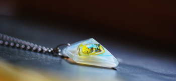 White galaxy ピラミッドのような5面体。再度から見ると模様が反射しさまざまな表情に。 ラフォルム ガラスジュエリー ガラスアクセサリー
