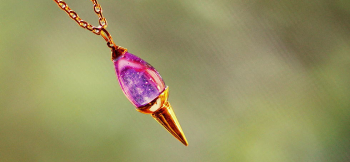 Charming Pendulum ～ Mystic lavender ～ 紫外線の強さで赤紫系の色合いに変化します。 ラフォルム ガラスジュエリー ガラスアクセサリー