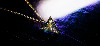 Power of triangle ～ 大宇宙の煌き ～ 三角形のシャープで普遍的な美しいフォルム。 ラフォルム ガラスジュエリー ガラスアクセサリー