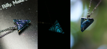 Power of triangle ～ 大宇宙の煌き ～ 裏面側には別の種類のラメ。暗闇では神秘的な光をお楽しみいただけます。 ラフォルム ガラスジュエリー ガラスアクセサリー