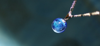 ラフォルム ガラスジュエリー ガラスアクセサリー Dichroic water planet ライトスカイブルーをベースに、レインボーラメとダイクロ偏光ガラスを加えた大胆なマーブル加工を施しました。ダイクロ偏光ガラスは主にブルー系やグリーン系に煌く…