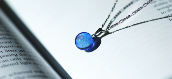 Dichroic water planet ライトスカイブルーは、比較的淡く透明感のある色合いです。 ラフォルム ガラスジュエリー ガラスアクセサリー
