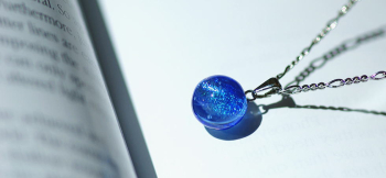 Dichroic water planet まるで煌く水の惑星のように神秘的。 ラフォルム ガラスジュエリー ガラスアクセサリー