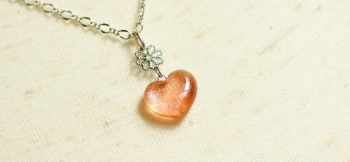 ラフォルム ガラスジュエリー ガラスアクセサリー Coral heart ～ Sunset ～ 丸味のある小さめのハートネックレスです。
色合いは優しい透明なオレンジ系のコーラルオレンジをベースカラーにしています。内部には淡い赤系のラメを施しまし…