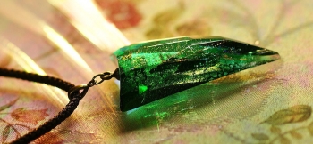ラフォルム ガラスジュエリー ガラスアクセサリー Multidimensional Emerald 透明感のある美しいエメラルドグリーンをベースに、幾重にも重なったラメやダイクロ偏光ガラスが煌く存在感のあるペンダントに仕上がりました。表面にはランダ…