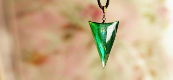 Multidimensional Emerald 美しくシャープな二等辺三角形のフォルム。 ラフォルム ガラスジュエリー ガラスアクセサリー