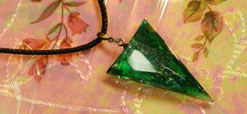 Multidimensional Emerald 表面全体には大胆なアイスロックカットを施しました。 ラフォルム ガラスジュエリー ガラスアクセサリー