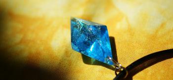 ラフォルム ガラスジュエリー ガラスアクセサリー Dreamblue ～ Marine bright  ～ 原石の様な基を作り、そこから全ての八面を手磨きで時間を掛けて磨きこんだ夢のある八面体ネックレスです。美しい透明感のあるターコイズブルーをベー…