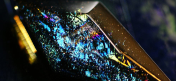 Sparkle blue diamond ～ 大宇宙のオーロラ ～ 光を反射し大変美しいブルーの煌めきです。 ラフォルム ガラスジュエリー ガラスアクセサリー